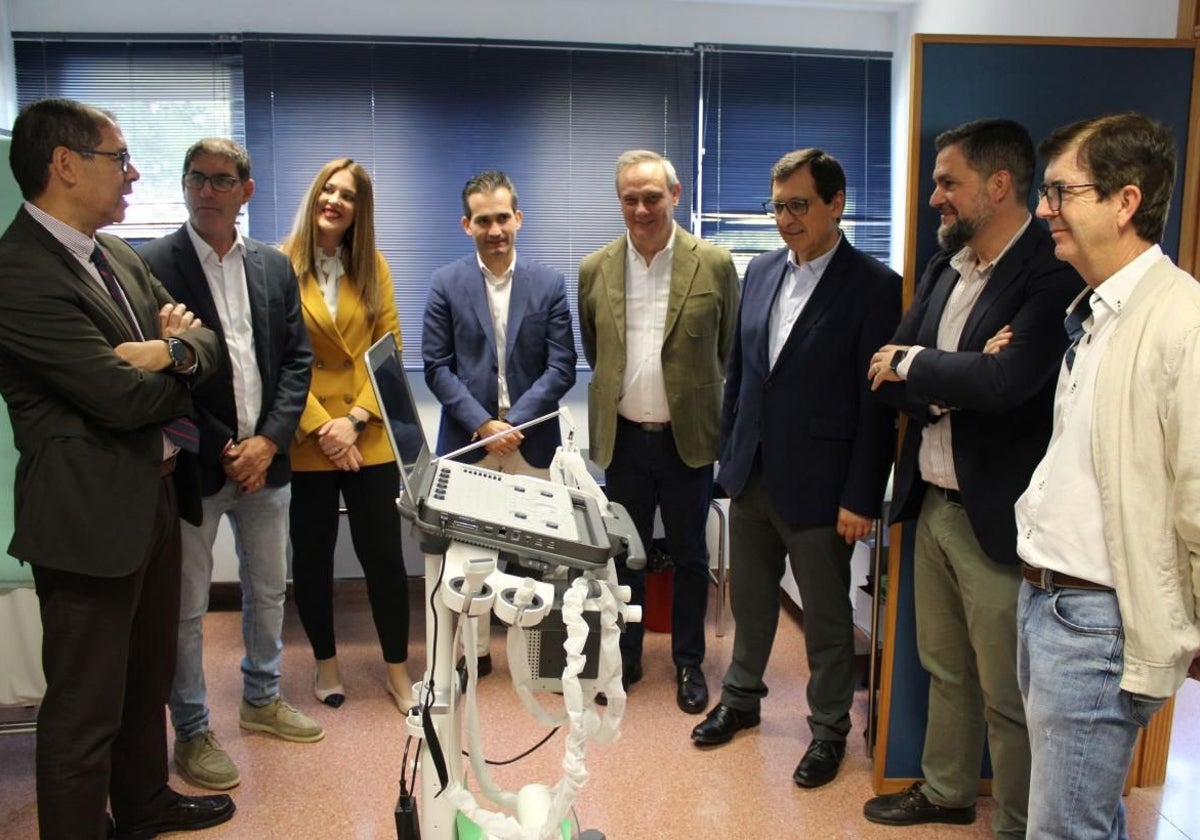 Los alcaldes de las dos poblaciones con personal de Sanidad y el nuevo equipamiento