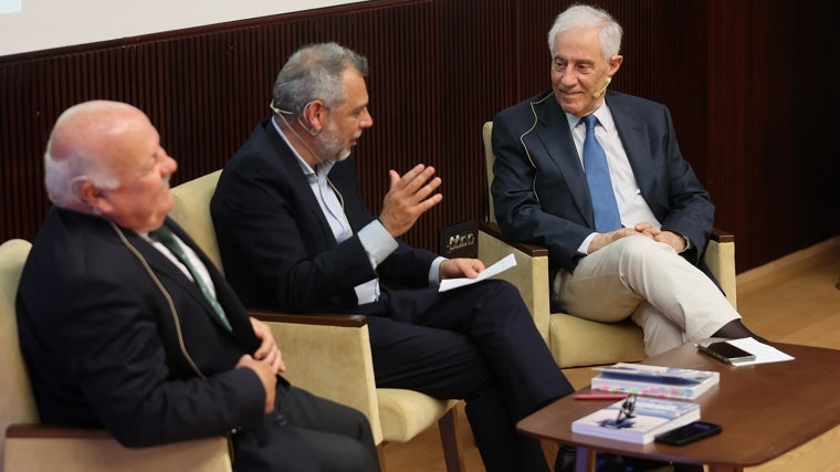 el periodista Rafael A. Aguilar modera la presentación del libro junto a Jesús Aguirre, presidente del Parlamento andaluz