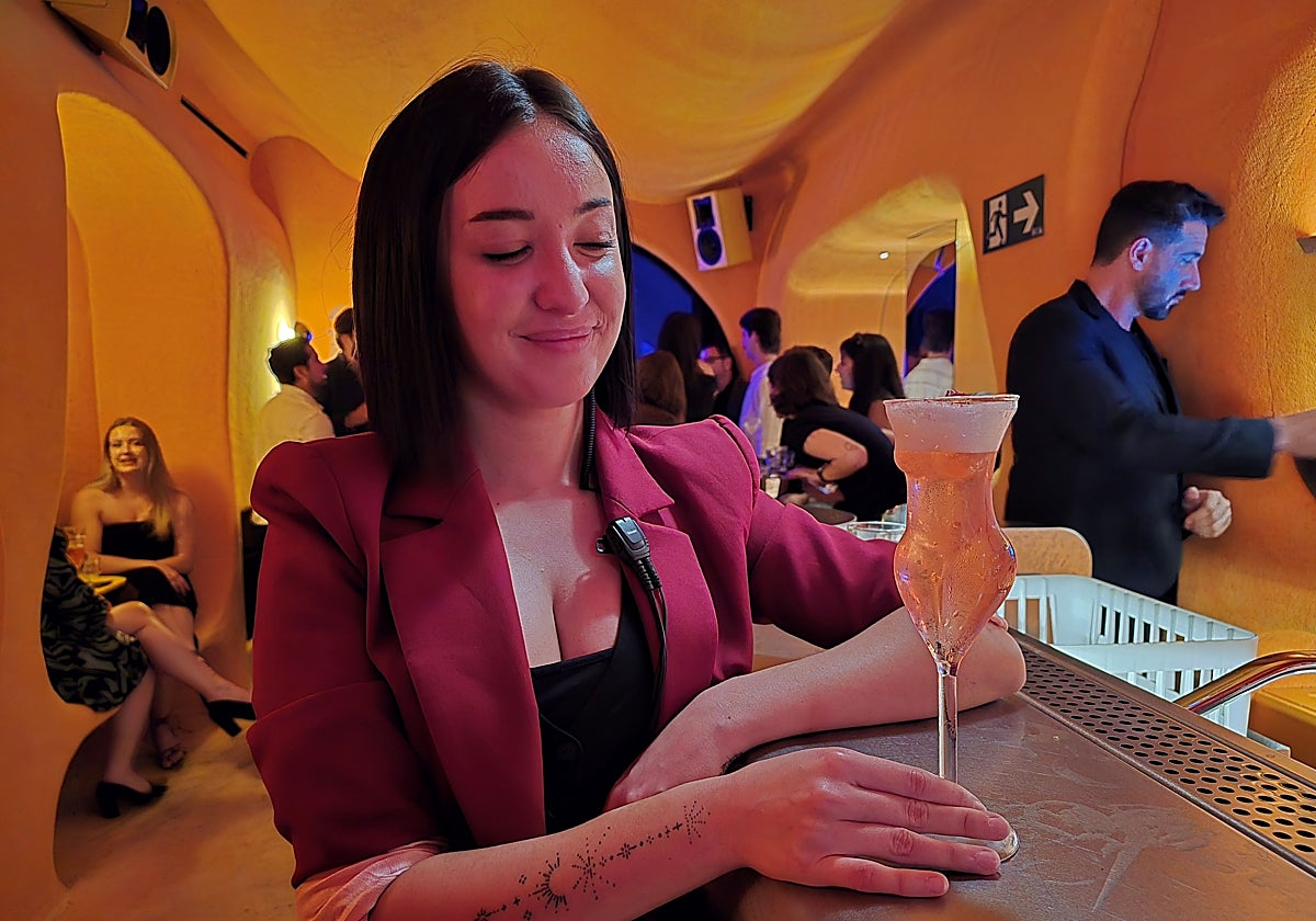 Bianca con el cóctel Madonna, el máx sexy de Focacha y no sólo por la aguitarrada forma de la copa