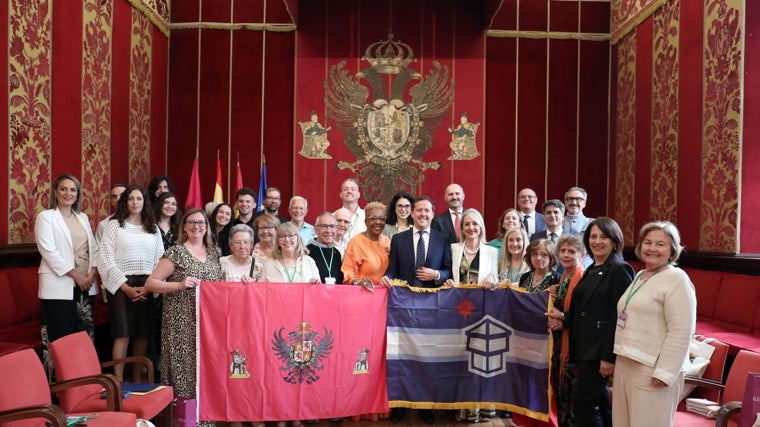 Foto de familia del alcalde, vicealcaldesa y otros concejales de Toledo con la delegación de Toledo Ohio