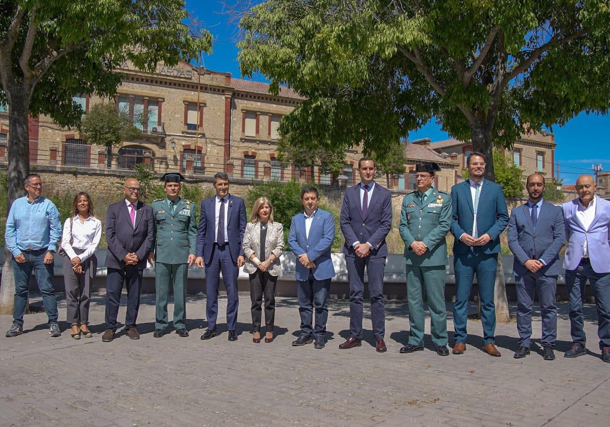 Representantes institucionales junto a la Academia de Úbeda