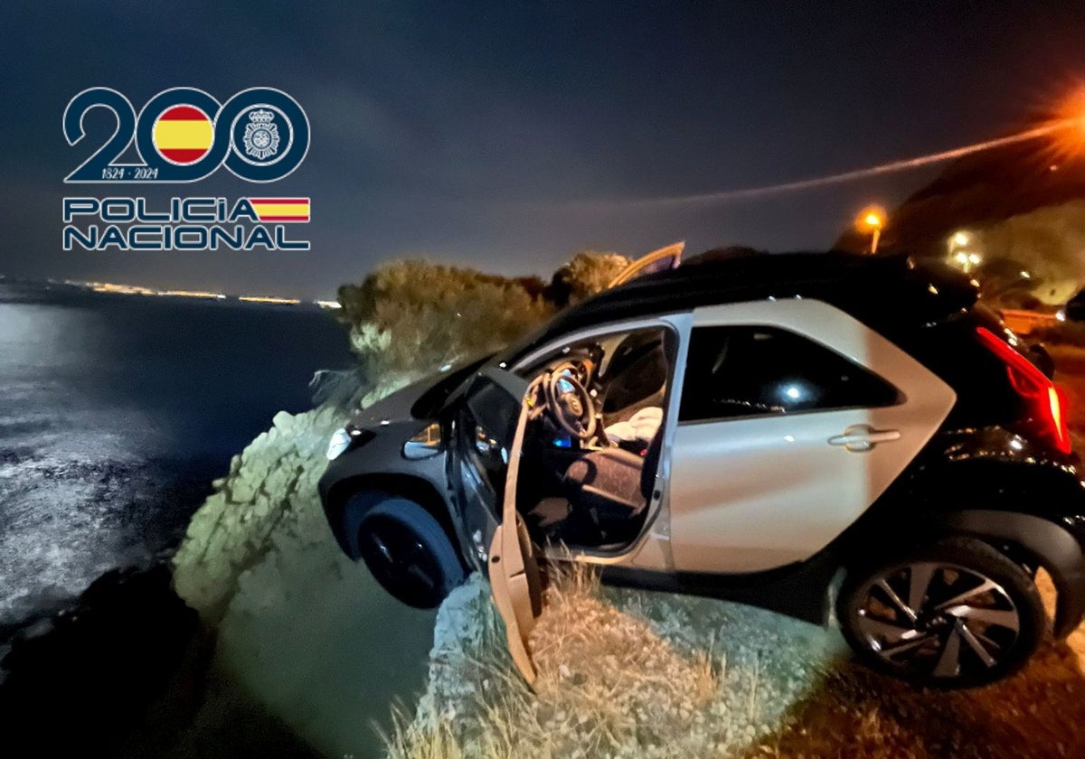 Imagen del vehículo rescatado al borde de un precipicio en Alicante