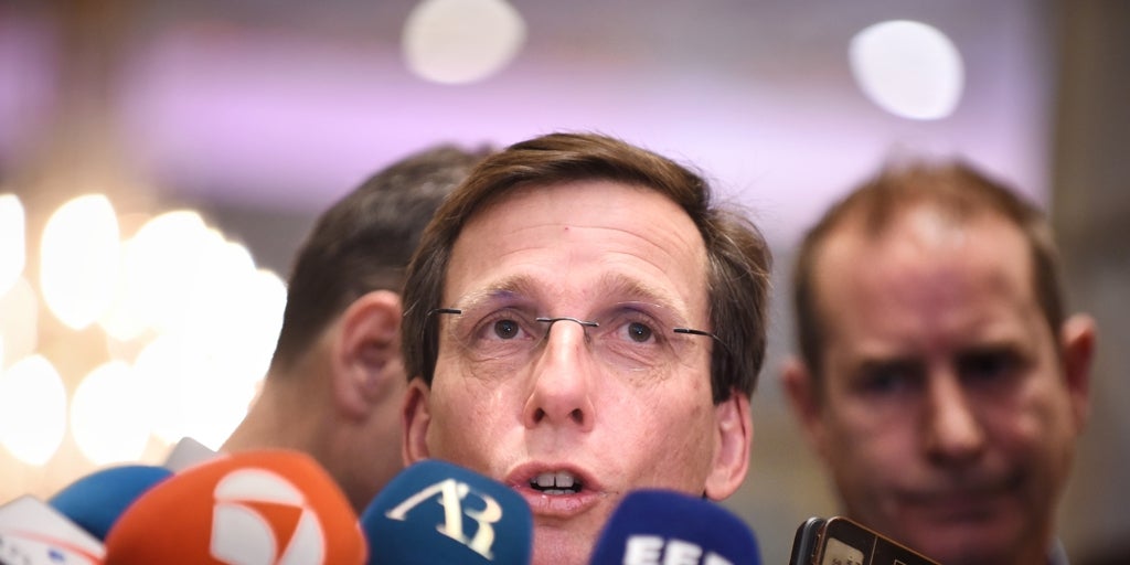 Almeida acepta reunirse con aena y exige que acudan al encuentro con un censo de los sintecho que duermen en barajas
