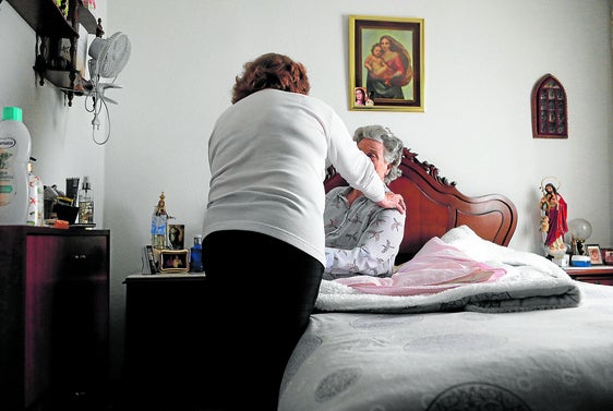 Una anciana andaluza siendo asistida en su casa