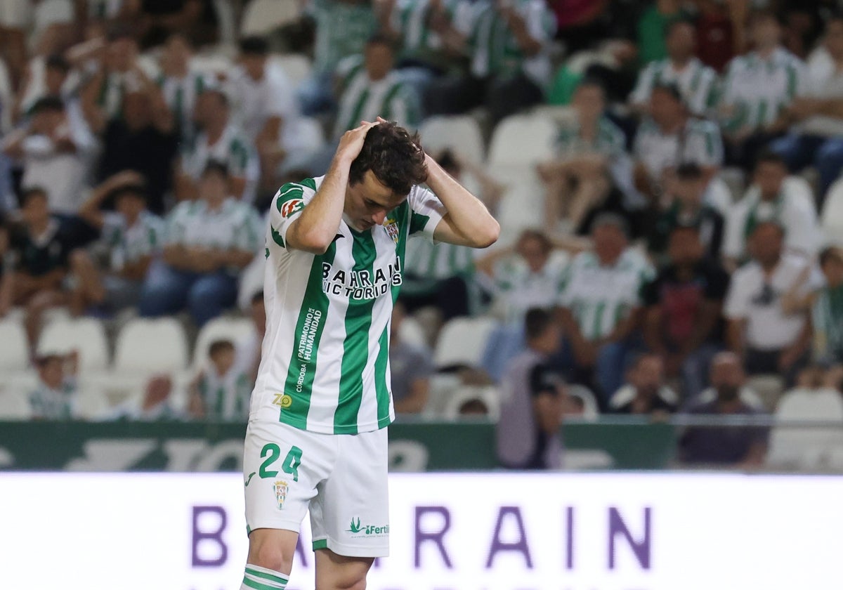 Magunazelaia se lamenta tras una ocasión fallida durante el partido ante el Mirandés