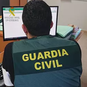 Un agente de la Guardia Civil mira la pantalla de un ordenador