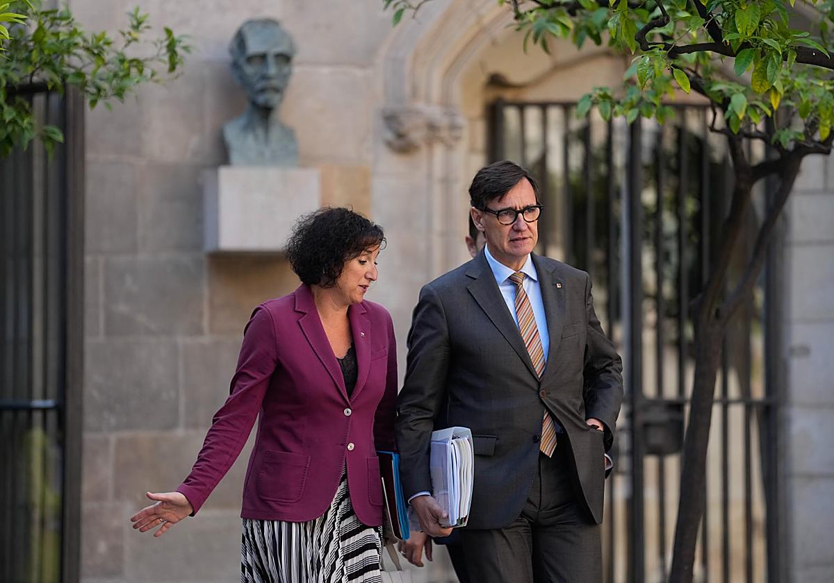 Alícia Romero, consejera de Economía y Finanzas, y Salvador Illa, presidente de la Generalitat, hoy, antes de la reunión del Govern