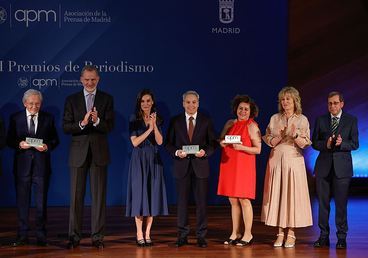 Los Reyes Felipe y Letizia posan junto a los galardondos en la 86ª edición de los Premios de la Asociación de la Prensa de Madrid (APM)