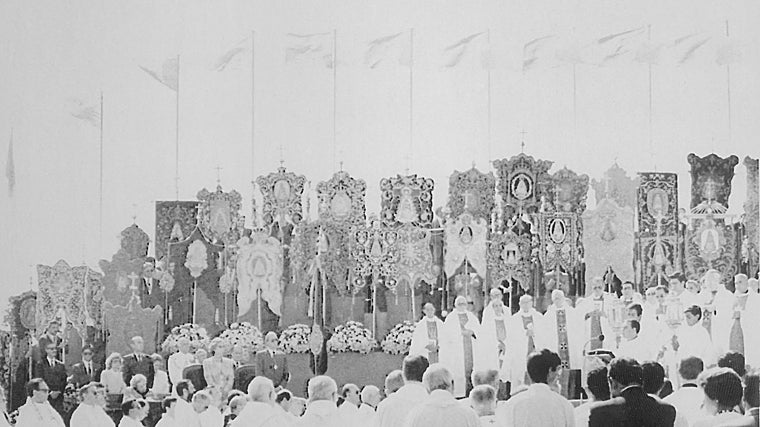 Imagen de la Misa de clausura de los congresos Mariano y Mariológico en el Rocío en 1992