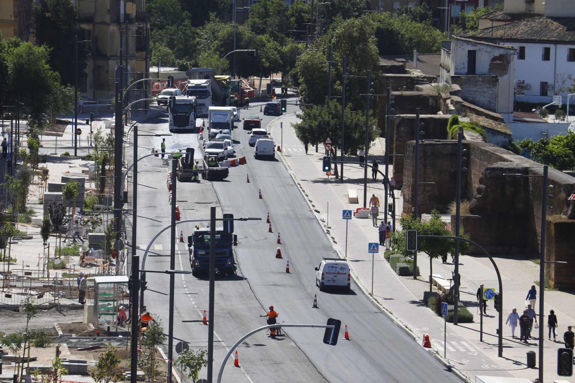 El nuevo aspecto de la Ronda del Marrubial con la calzada de cuatro carriles, en imágenes