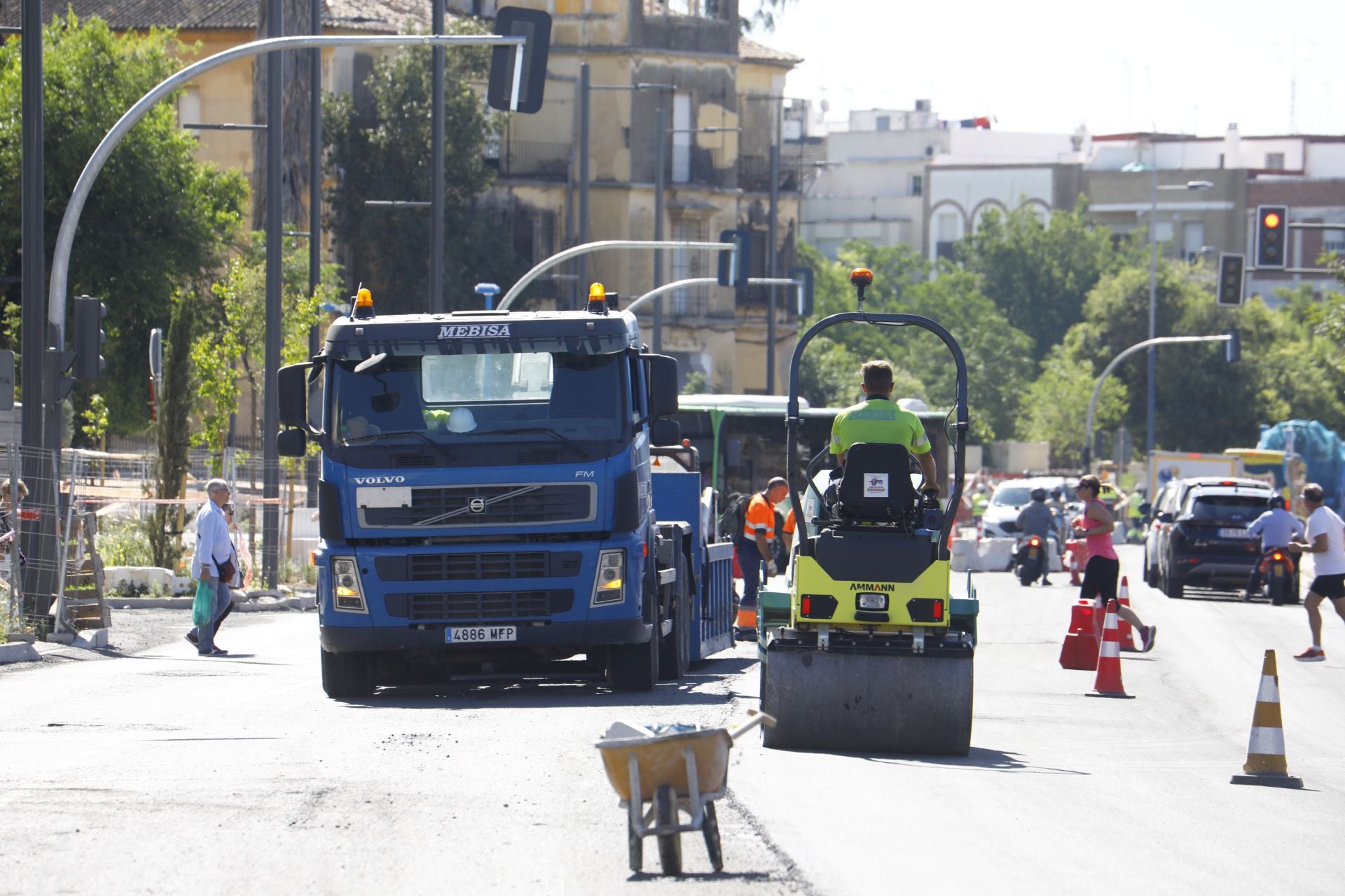 El nuevo aspecto de la Ronda del Marrubial con la calzada de cuatro carriles, en imágenes