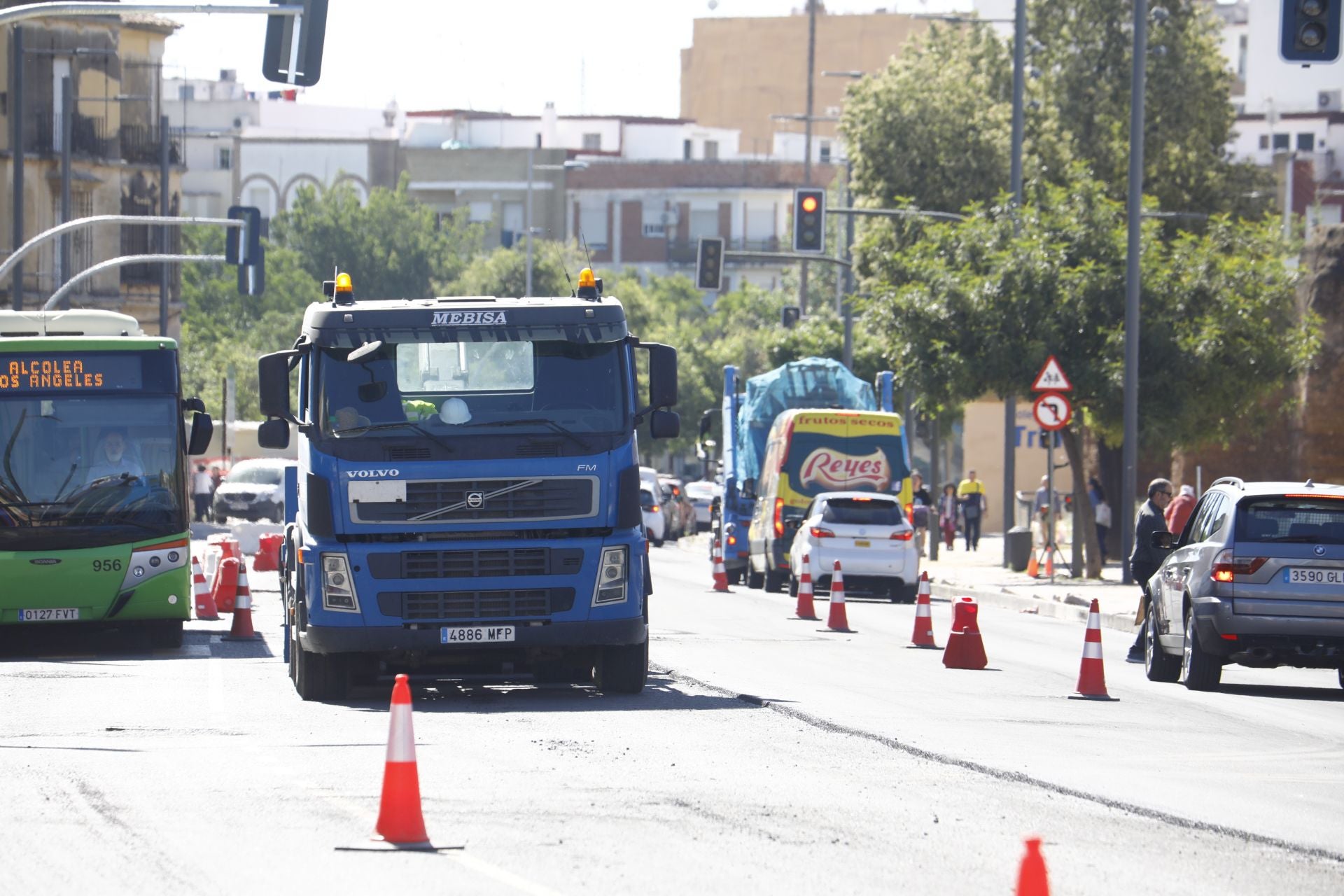 El nuevo aspecto de la Ronda del Marrubial con la calzada de cuatro carriles, en imágenes