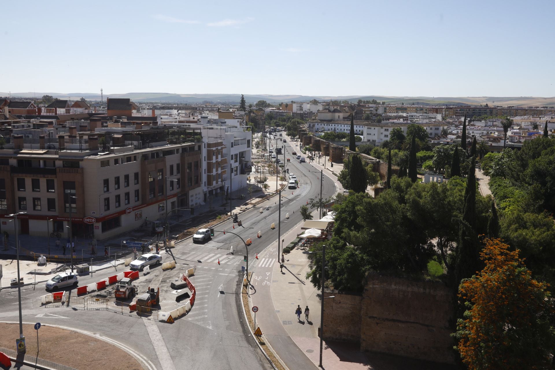 El nuevo aspecto de la Ronda del Marrubial con la calzada de cuatro carriles, en imágenes
