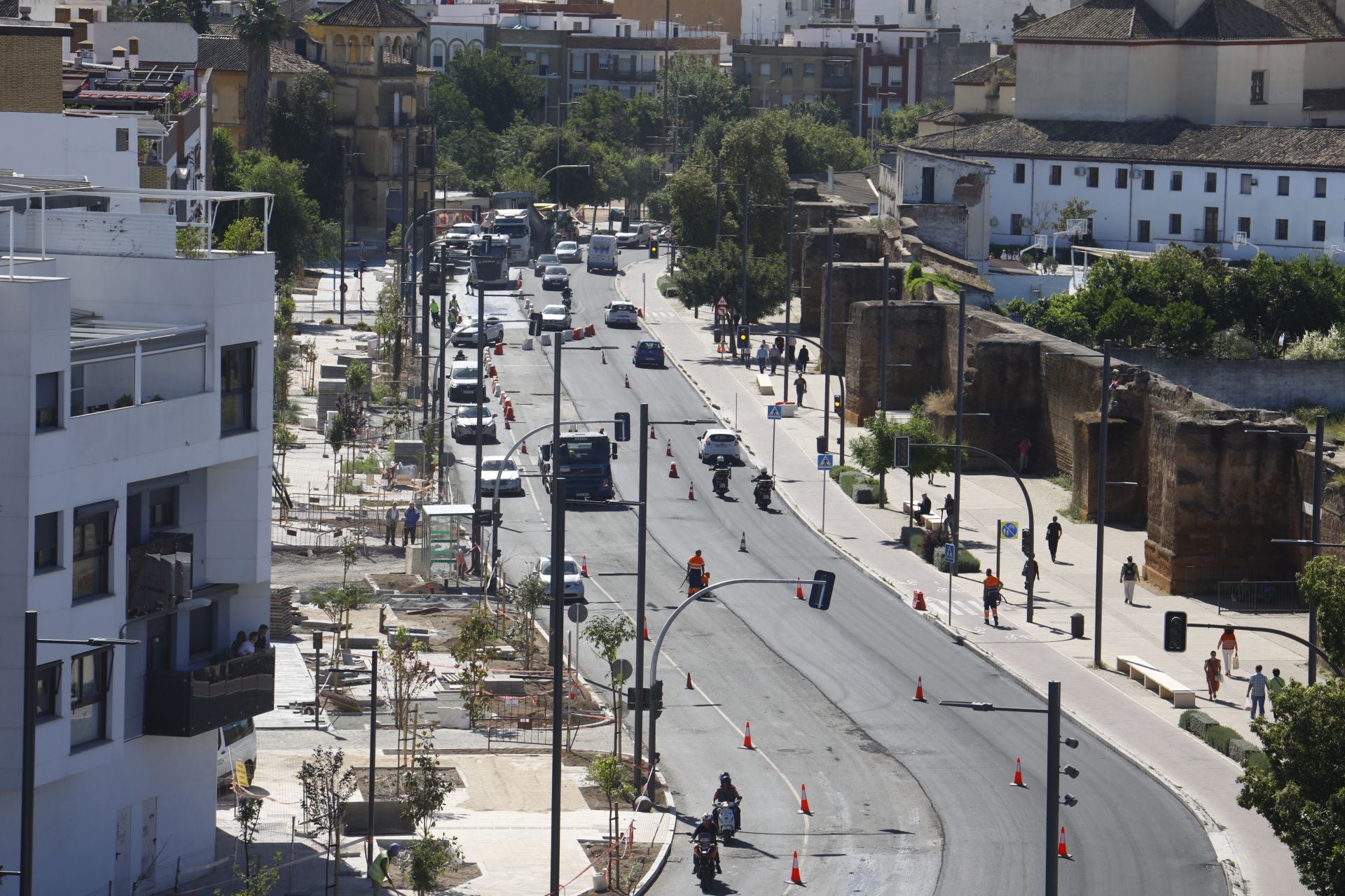 El nuevo aspecto de la Ronda del Marrubial con la calzada de cuatro carriles, en imágenes