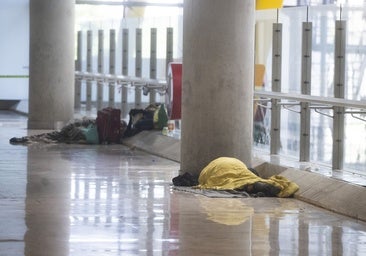 Aena limita el acceso nocturno a Barajas para frenar a los sintecho