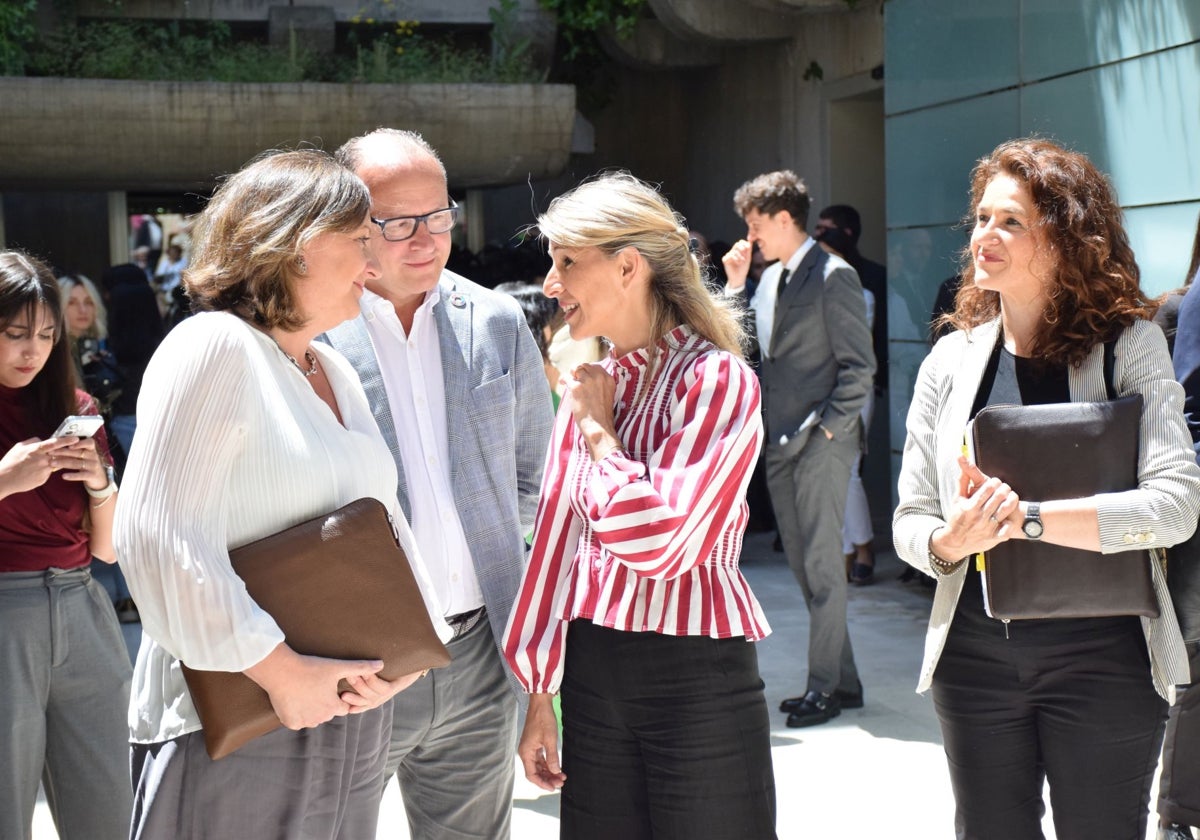 La consejera de Economía, Patricia Franco, conversa con Yolanda Díaz, vicepresidenta segunda y ministra de Trabajo y Economía Social
