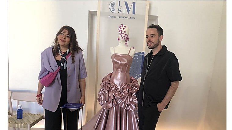 Celia Espinosa, de la Mona, con el diseñador David Moss; joyas y moda se han unido en esta exposición