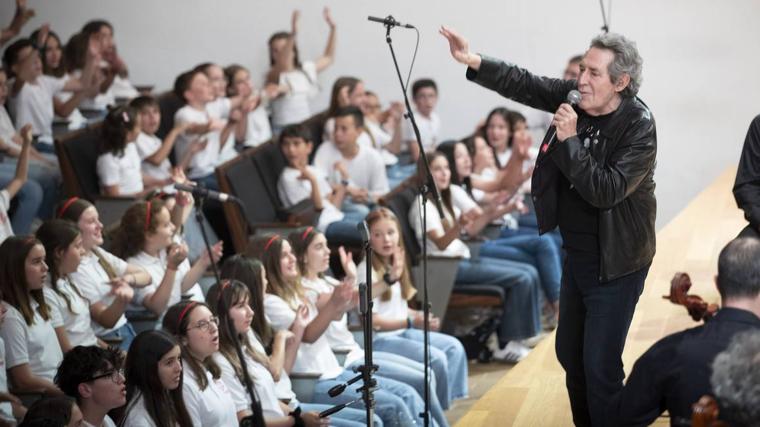 Miguel Ríos canta en Granada el Himno de la Alegría con 1.400 niños