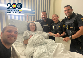 Pare en plena calle en Marbella con la ayuda de tres policías