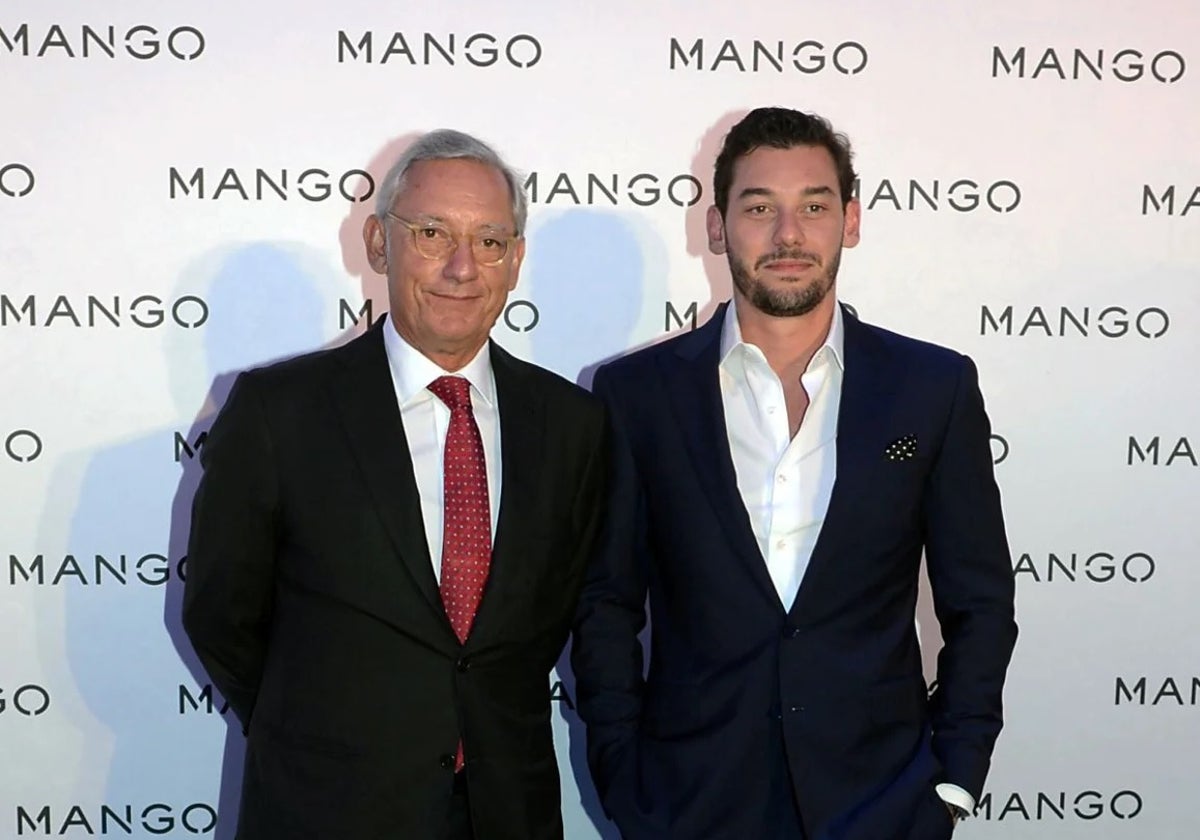 El fundador de Mango, Isak Andic, junto a su hijo, en una imagen de 2013