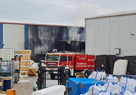 Controlado el incendio en la fundición del polígono de Camargo (Cantabria)