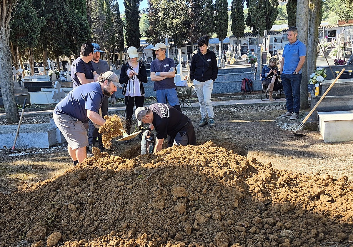 Este miércoles ha comenzado la búsqueda de los restos en el cementerio de Almadén