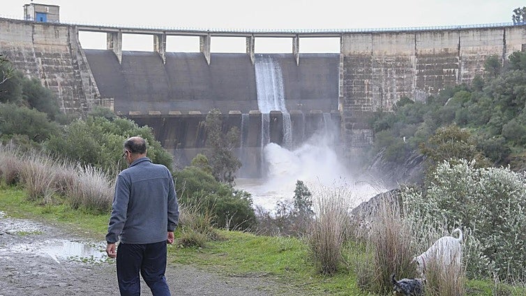 La falta de inversión estatal en la Cuenca del Guadalquivir le obliga a devolver más agua de lluvia de la que logra embalsar
