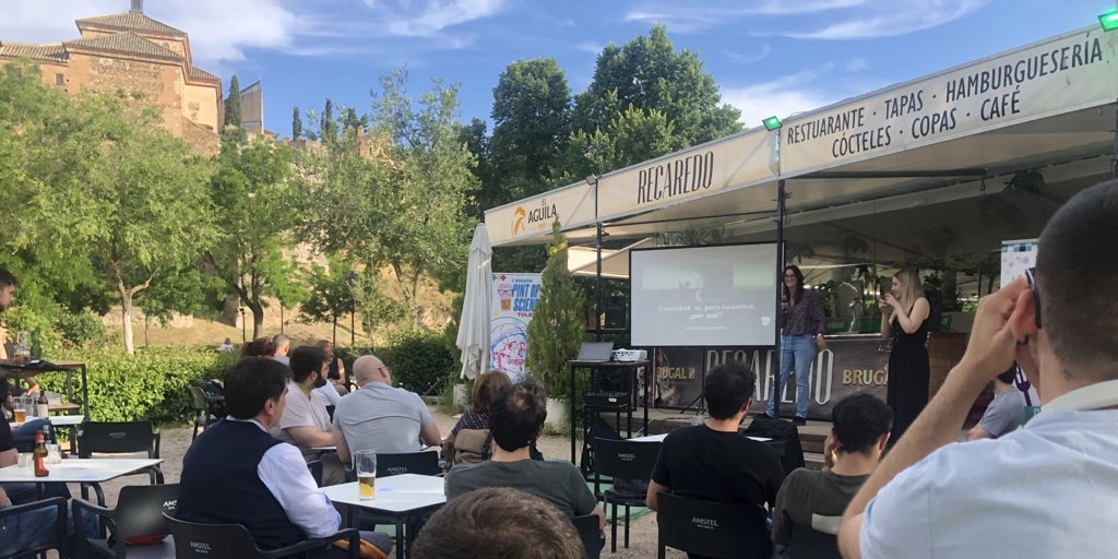 Física, mecánica cuántica y gravedad, entre risas y cervezas en la terraza Recaredo de Toledo