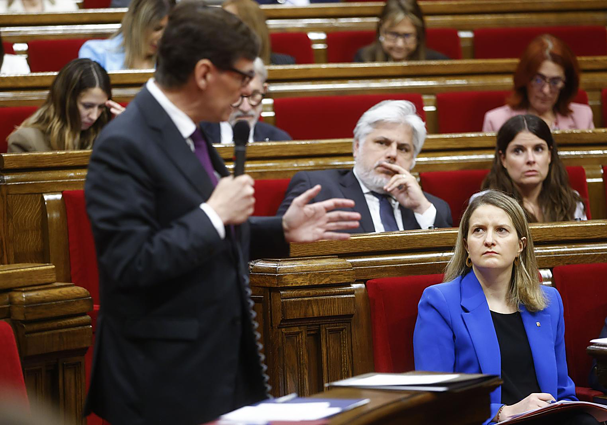 Salvador Illa, presidente de la Generalitat de Cataluña, ante la mirada de la consejera de Derechos Sociales e Inclusión, Mònica Martínez Bravo, hoy, en el Parlament