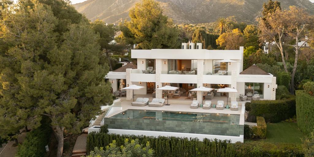 La impresionante mansión en venta en marbella por 25 millones de euros: tiene dos piscinas, un cine y un bar