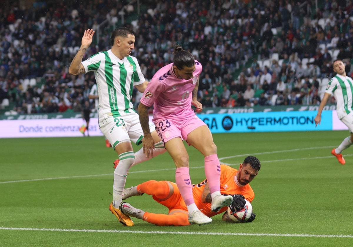 El defensa del Eldense Marc Mateu defiende a Carracedo en el Córdoba - Eldense