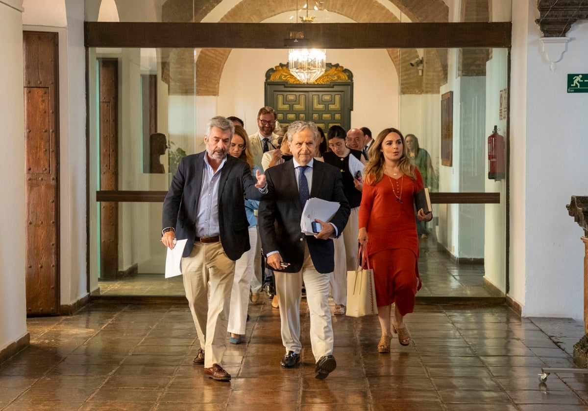 El presidente de la Institución provincial, en el centro, en dirección al salón de plenos