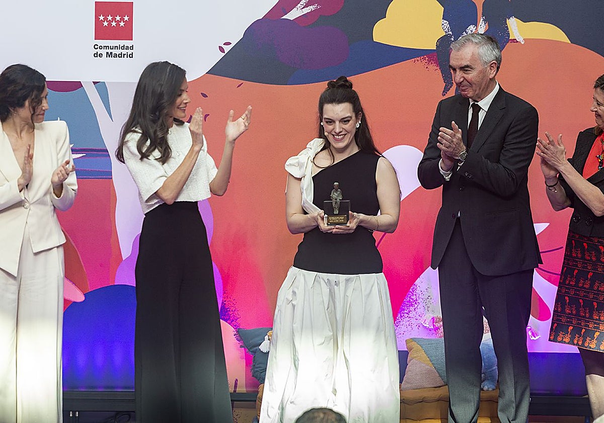 Marina Aguirre recibió el Premio SM Gran Angular de manos de la Reina Letizia