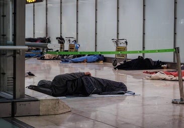 El Ayuntamiento monitoriza a 105 personas sin hogar de Barajas, pero admite que «muy pocos» aceptan ser trasladados a albergues