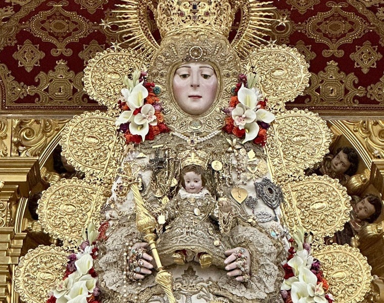 La Blanca Paloma luce su iconografía más característica