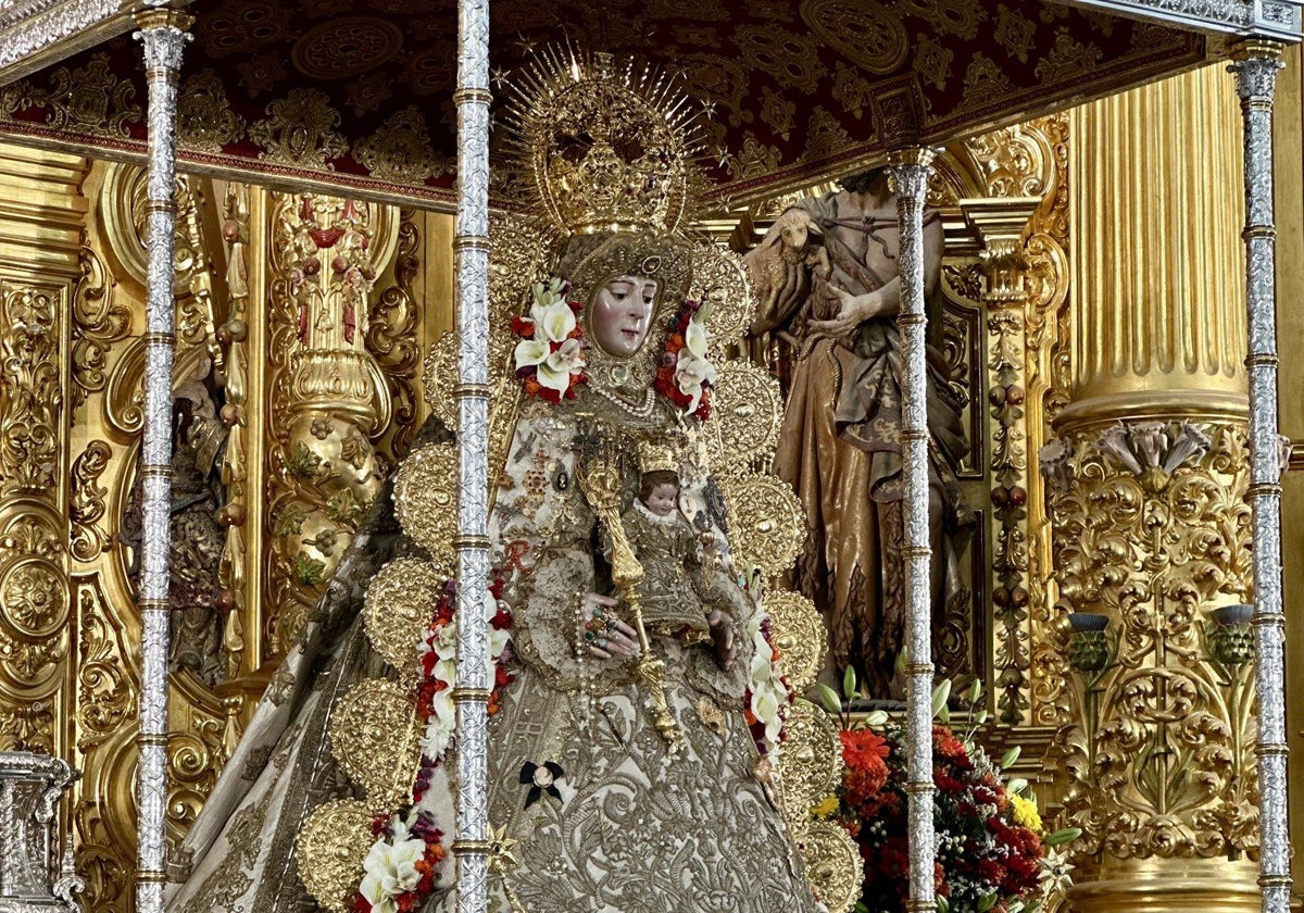 La Virgen del Rocío entronizada en su paso a la espera de Pentecostés