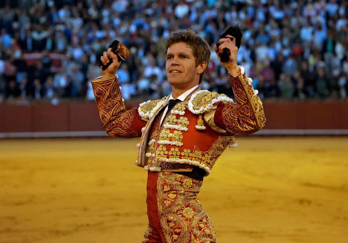 Borja Jiménez da la vuelta al ruedo con dos orejas en sus manos en la Maestranza de Sevilla esta pasada feria