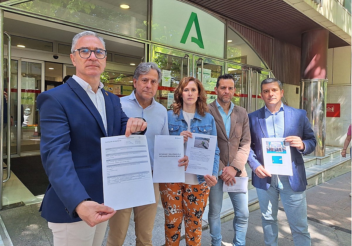 Miembros del Grupo Popular posando con la carta al Defensor del Pueblo