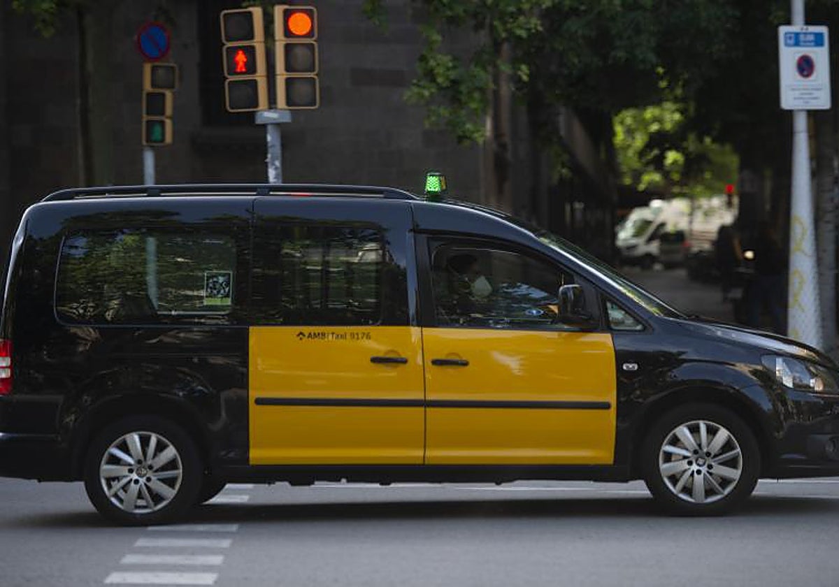 Un taxista, circulando por Barcelona, en una imagen de archivo