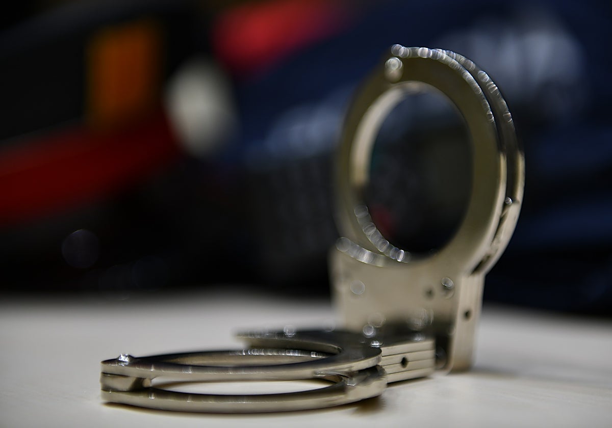 Esposas para trasladar a los detenidos