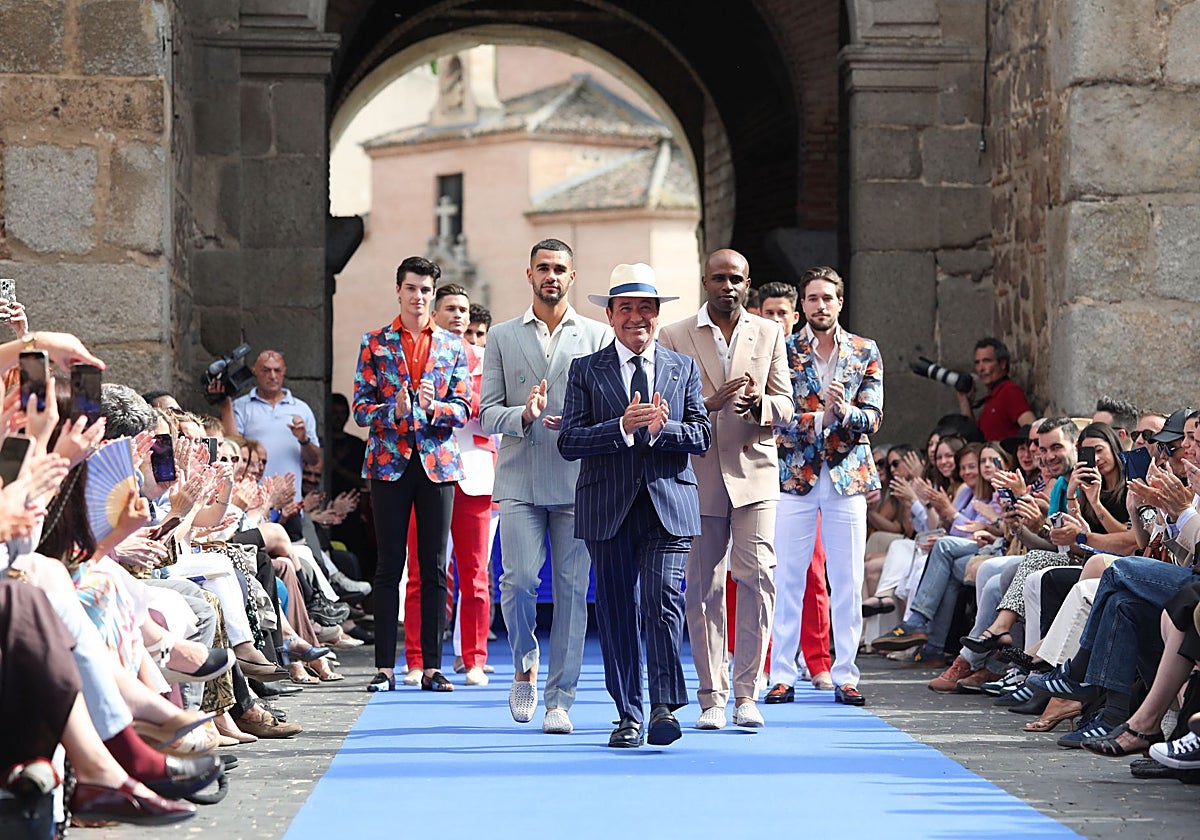 La colección 'Héroes' de Félix Ramiro ha cerrado el desfile este jueves por la tarde en la Puerta de Bisagra