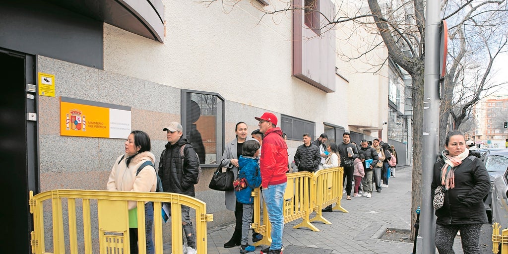Miles de solicitantes de asilo, empujados a la irregularidad por el nuevo reglamento de extranjería