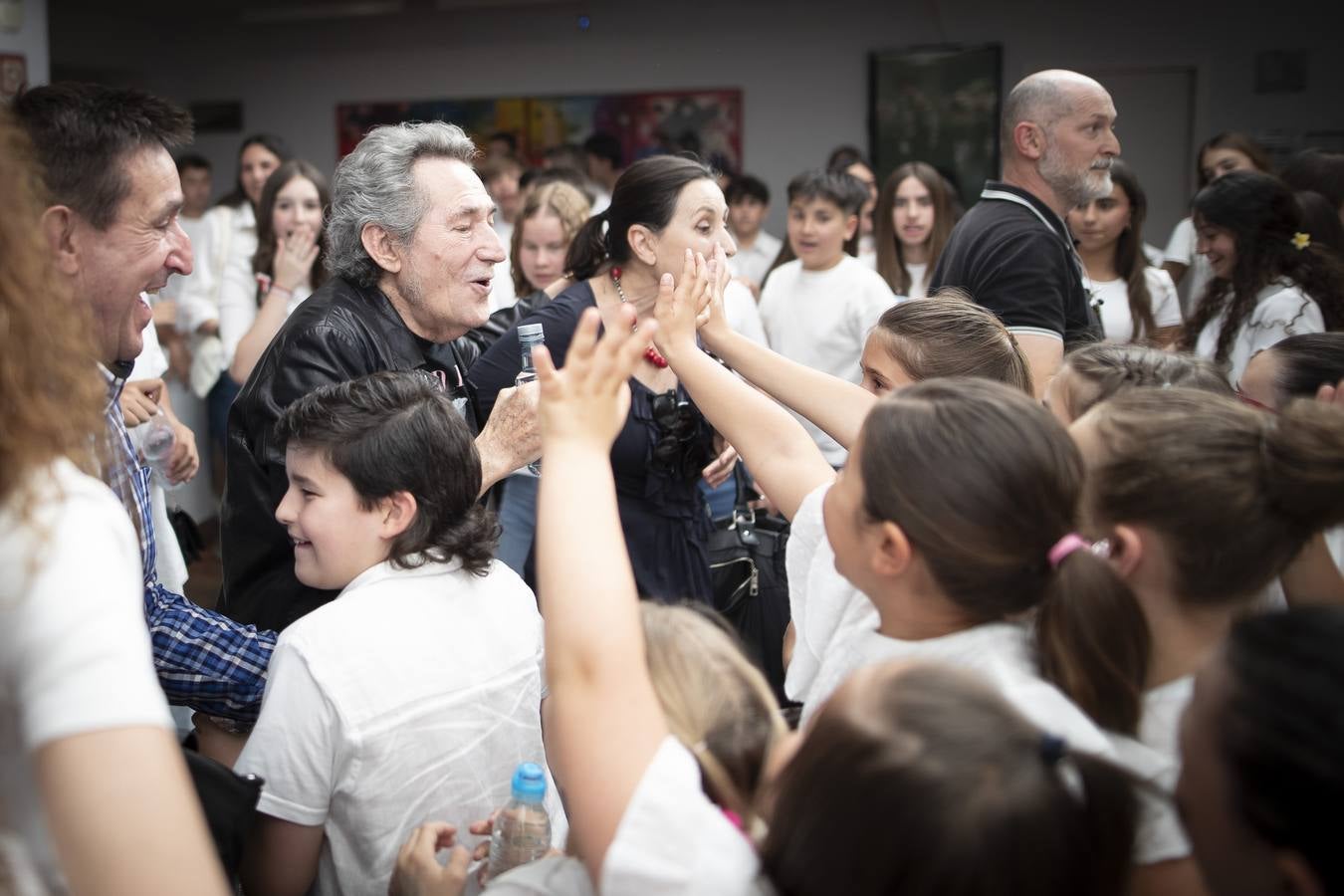 Actuación de Miguel Ríos con miles de escolares en la grabación del 'Himno a la Alegría'