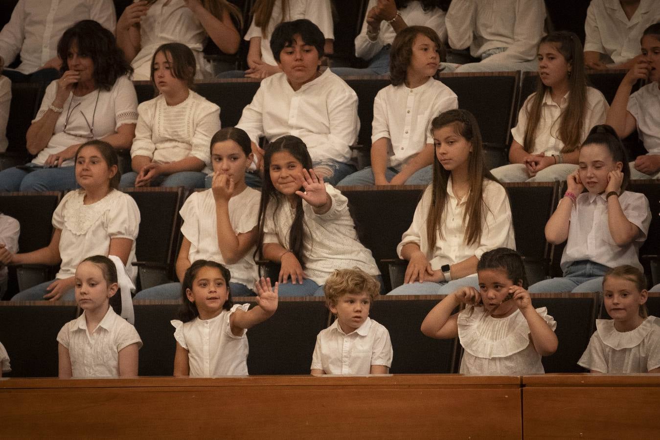 Actuación de Miguel Ríos con miles de escolares en la grabación del 'Himno a la Alegría'