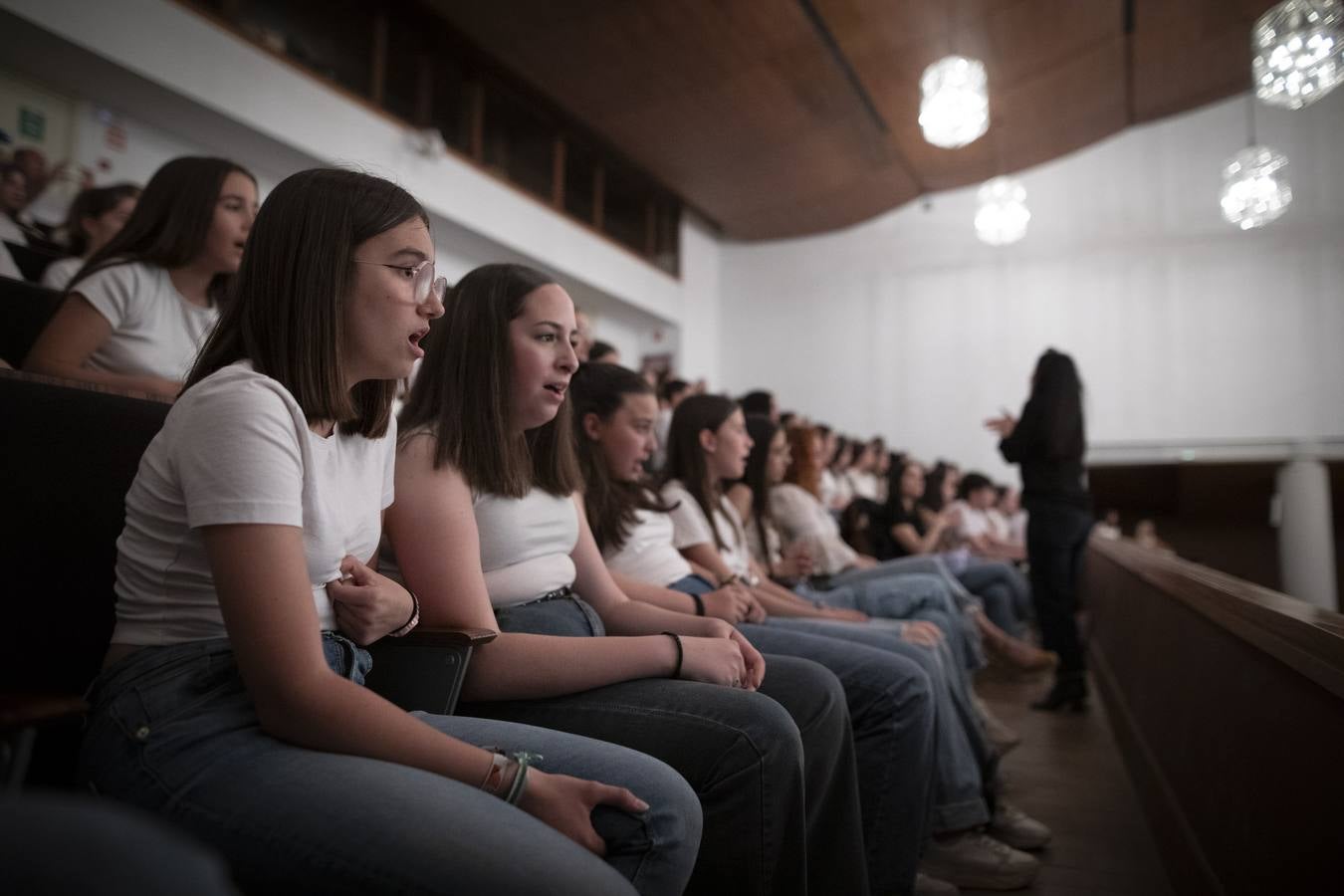 Actuación de Miguel Ríos con miles de escolares en la grabación del 'Himno a la Alegría'