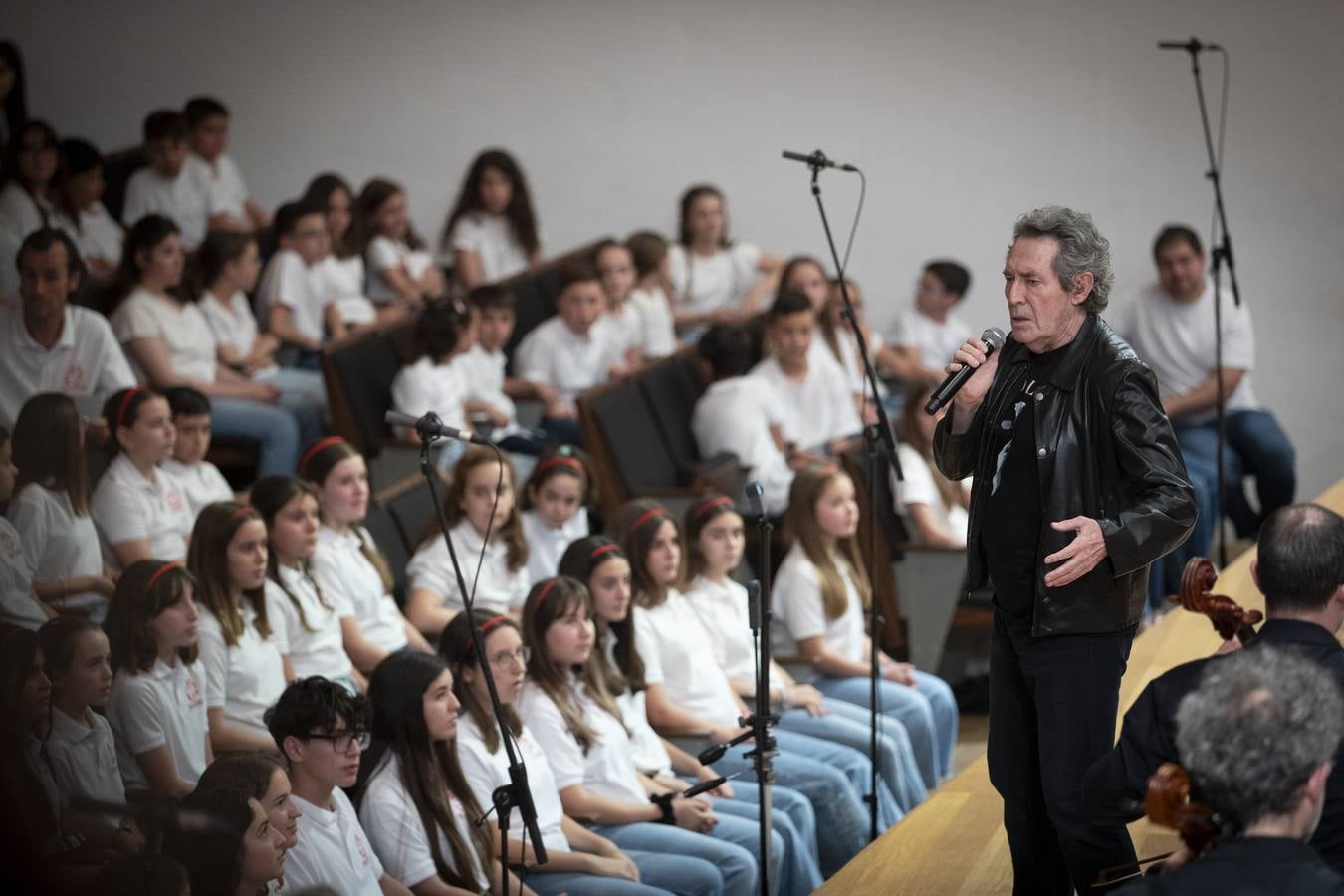 Actuación de Miguel Ríos con miles de escolares en la grabación del 'Himno a la Alegría'