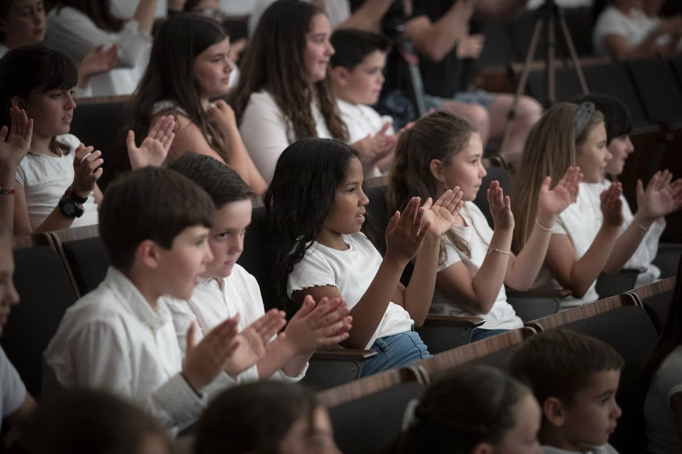 Actuación de Miguel Ríos con miles de escolares en la grabación del 'Himno a la Alegría'