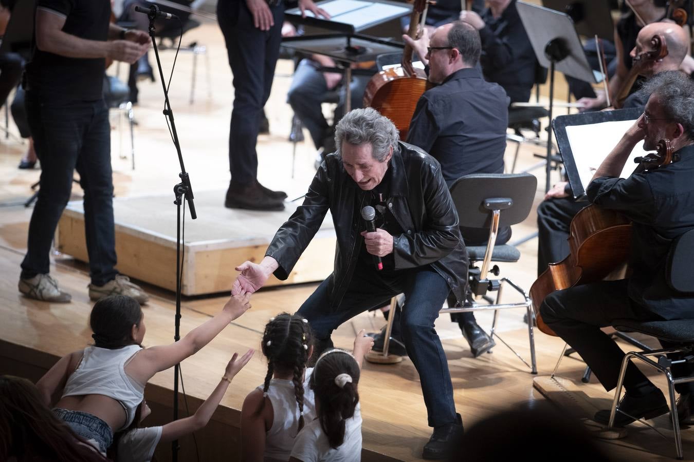Actuación de Miguel Ríos con miles de escolares en la grabación del 'Himno a la Alegría'