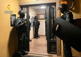 Localizan cinco armas de fuego en una vivienda en la que se realizaron tres disparos