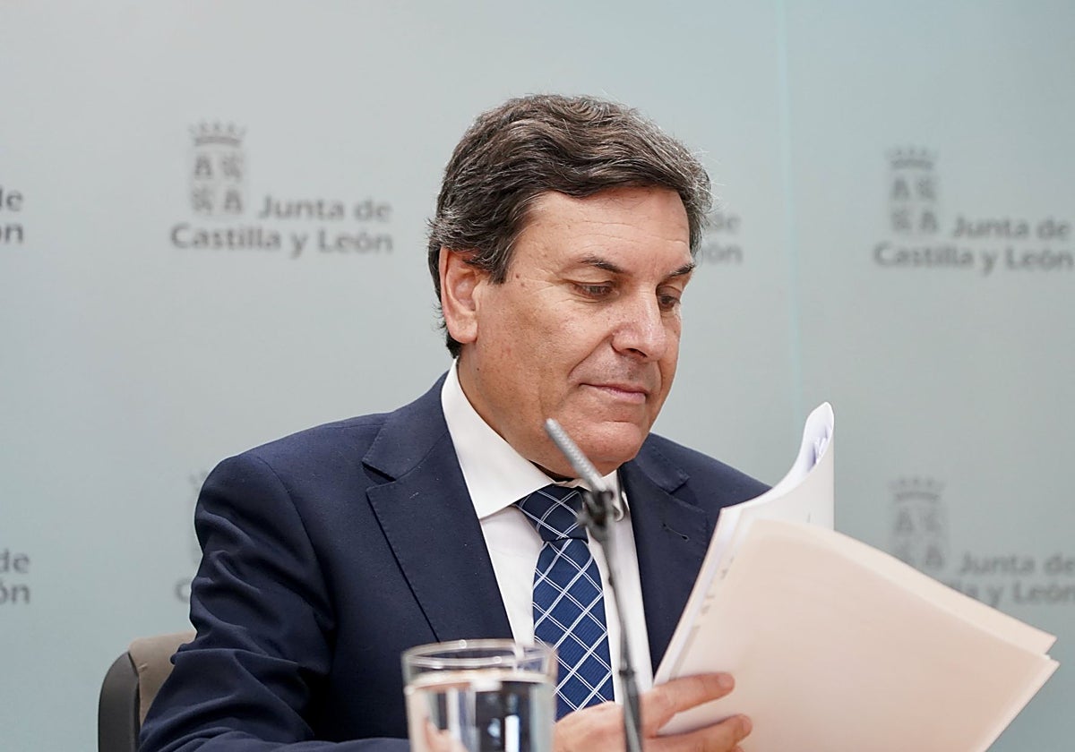 El consejero de Economía y Hacienda y portavoz, Carlos Fernández Carriedo, comparece en rueda de prensa posterior al Consejo de Gobierno